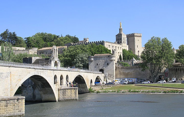 Theme stays in Avignon