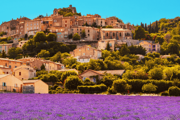 Évadez-vous en Provence ! Découvrez des circuits uniques entre villages, nature et patrimoine pour un grand bol d'air et de dépaysement garanti.