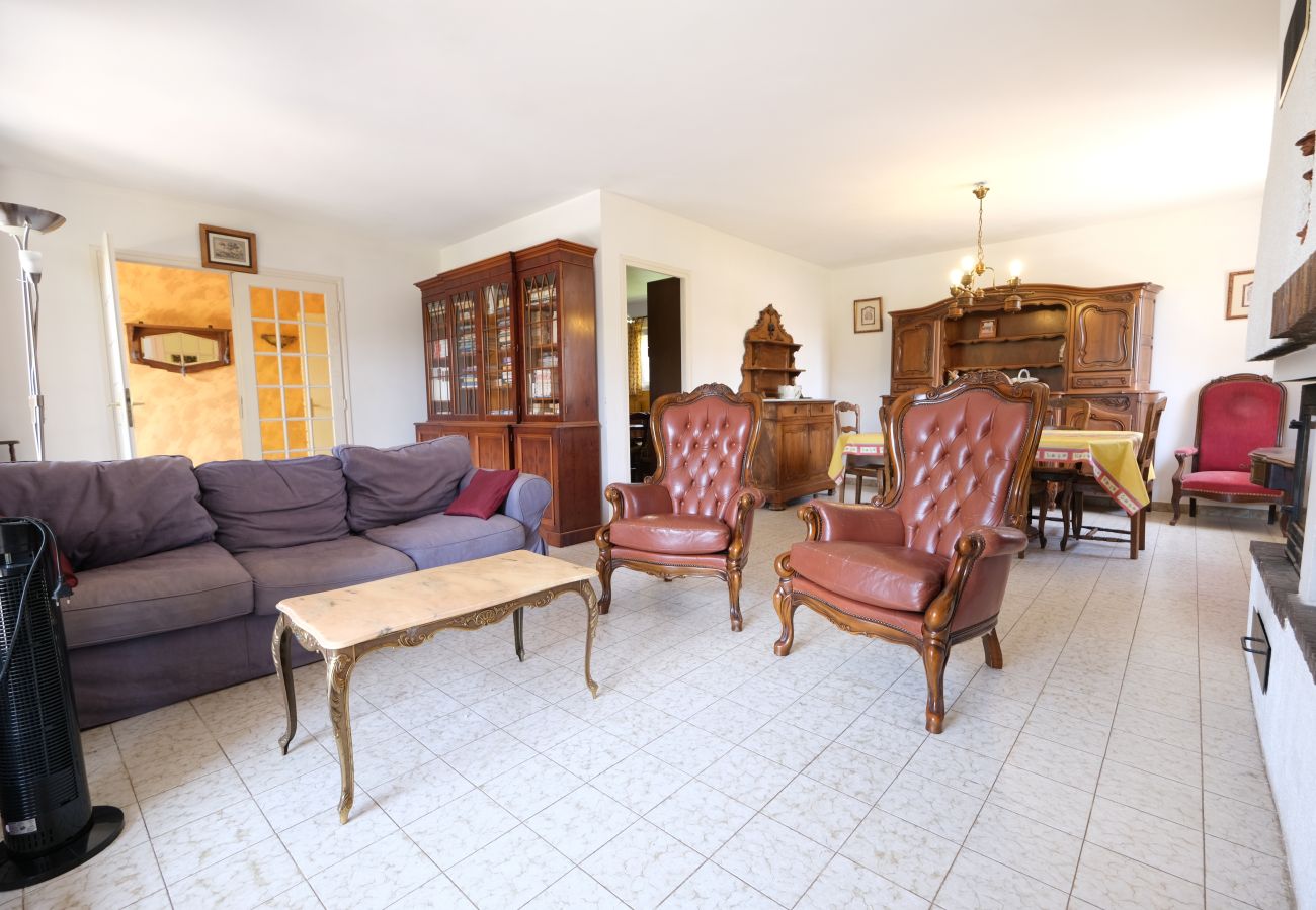 Holiday rental CHATEAUNEUF LE ROUGE house to rent living room