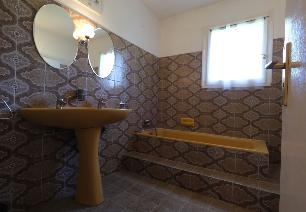 Holiday rental CHATEAUNEUF LE ROUGE house for rent 1 bathroom