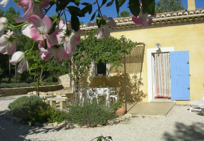 Location vacances ROUSSILLON gîte à louer façade