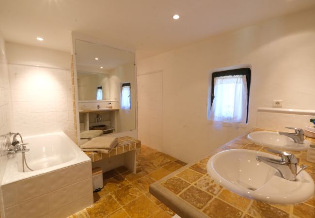 Villa in Cavaillon - Vacation rental farm with pool TAILLADES LS2-11 Villa in Cavaillon - Vacation rental farm with pool TAILLADES LS2-11