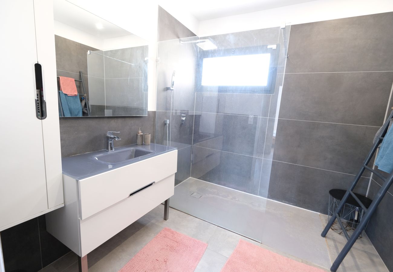 Holiday rental CHÂTEAUNEUF-DE-GADAGNE villa for rent 3 bathrooms