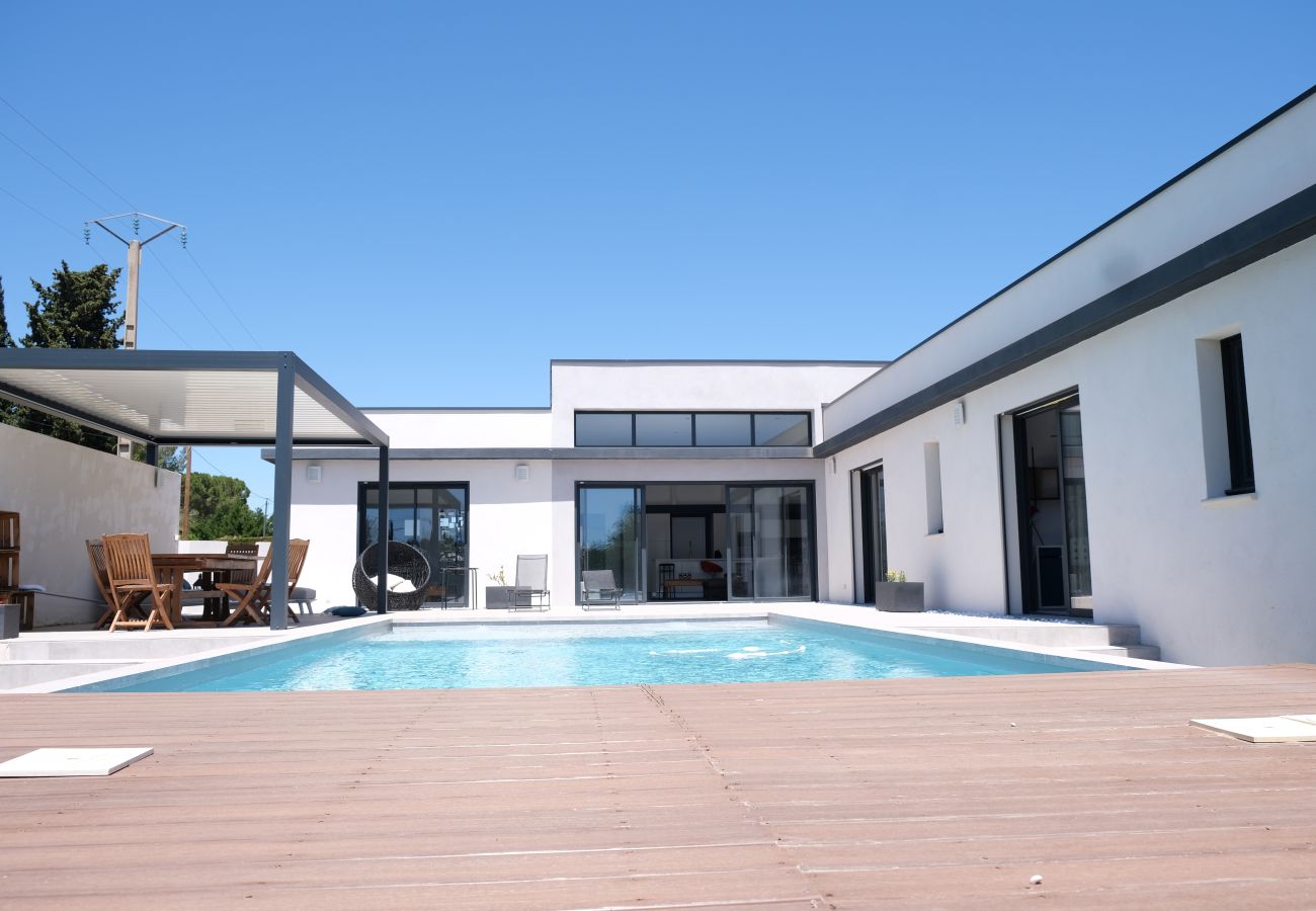 Holiday rental CHÂTEAUNEUF-DE-GADAGNE villa to rent facade