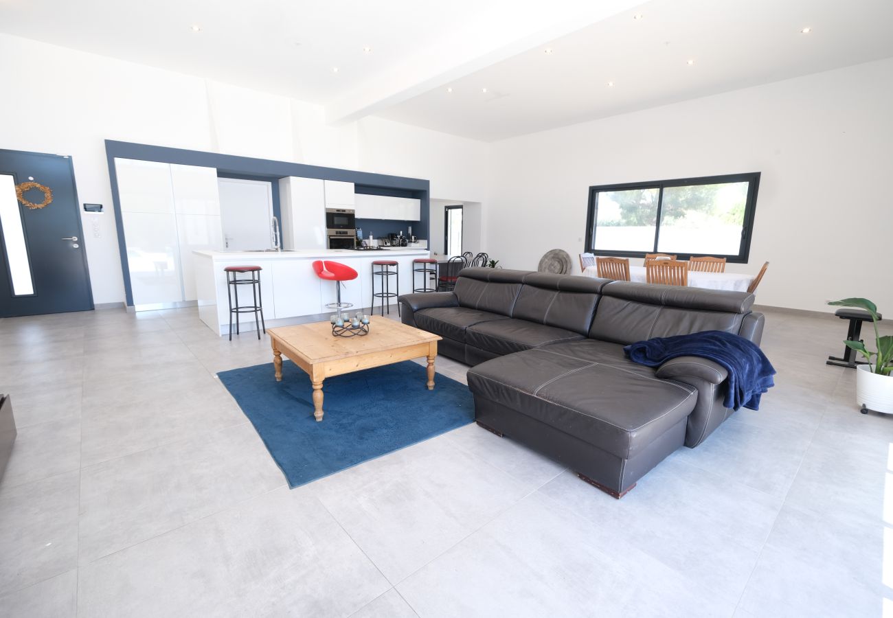 Holiday rental CHÂTEAUNEUF-DE-GADAGNE villa for rent living room