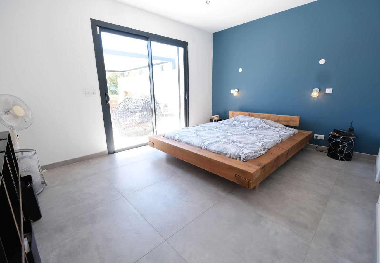 Holiday rental CHÂTEAUNEUF-DE-GADAGNE villa for rent 4 bedrooms