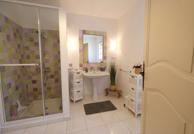 Villa in Saint-Chamas - Holiday rental with pool SAINT CHAMAS LS7-440. Villa in Saint-Chamas - Holiday rental with pool SAINT CHAMAS LS7-440.