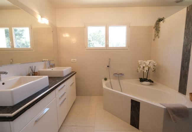 Villa in Saint-Chamas - Holiday rental with pool SAINT CHAMAS LS7-440. Villa in Saint-Chamas - Holiday rental with pool SAINT CHAMAS LS7-440.