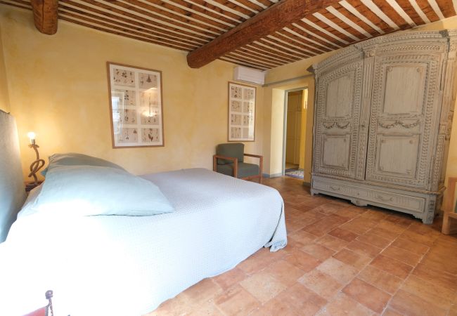 Villa in Cavaillon - Vacation rental farm with pool LES VIGNERES LS2-17 Villa in Cavaillon - Vacation rental farm with pool LES VIGNERES LS2-17