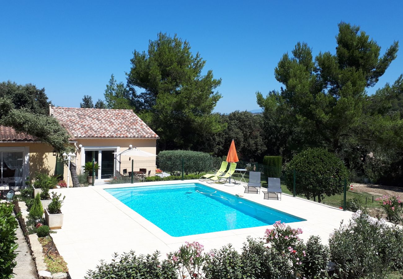 Holiday rental Orgon gite swimming pool for rent 5 people swimming pool