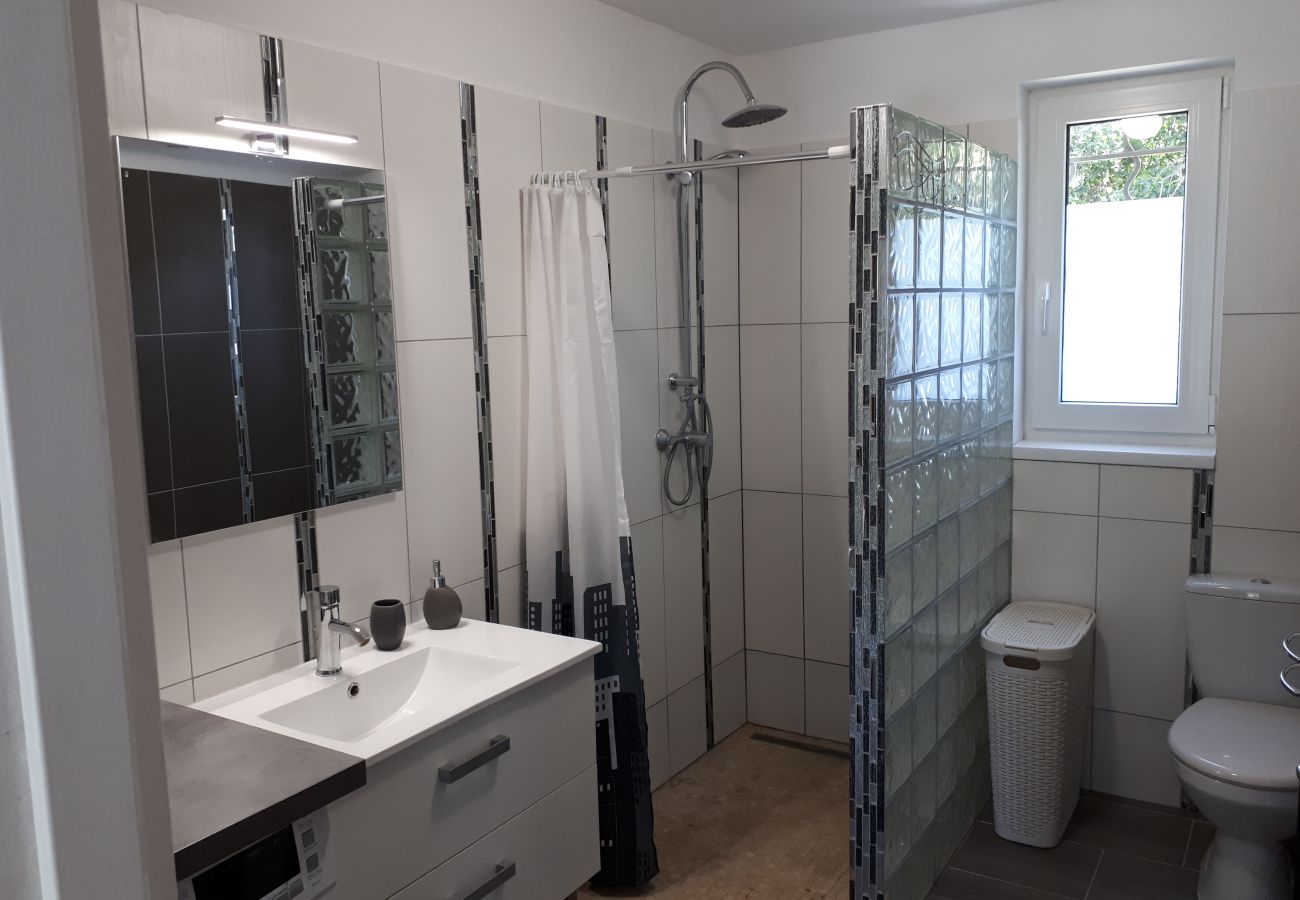 Holiday rental MOURIES gite swimming pool for rent 5 people 1 bathroom