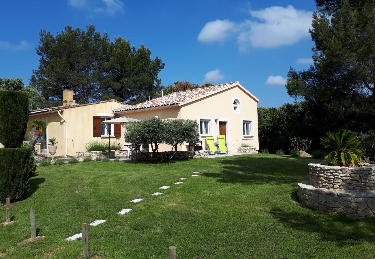 Holiday rental MOURIES gite swimming pool for rent 5 people garden