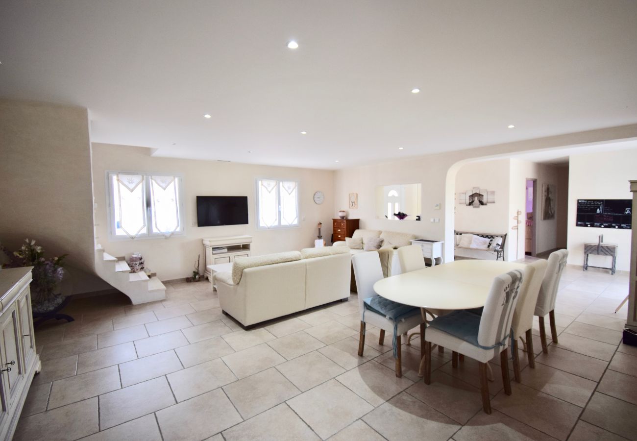 Paradou holiday rental villa for rent dining room