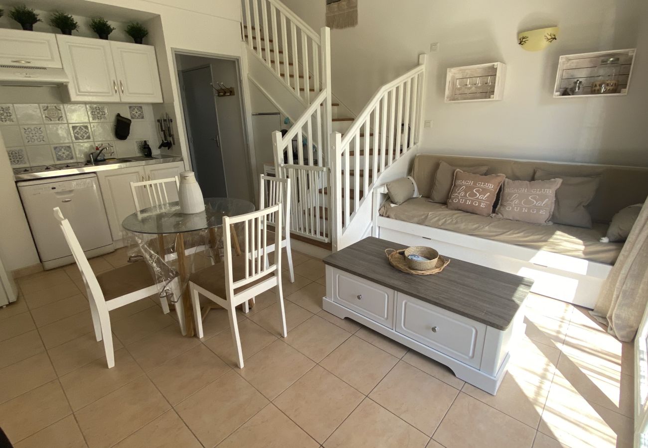 Holiday rental MOURIÈS cottage for rent 6 people living room