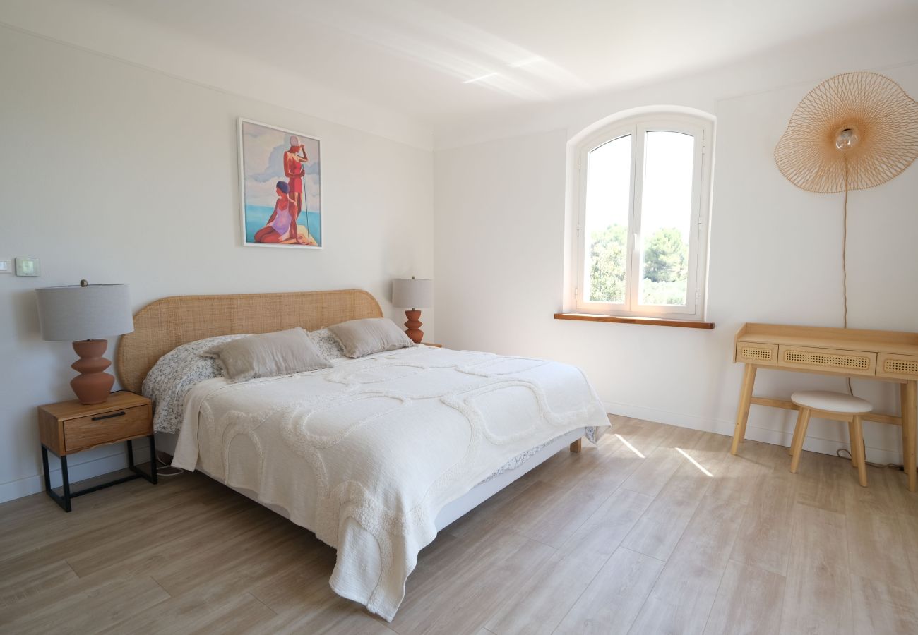 Holiday rental mouries house with swimming pool for rent 6 bedrooms