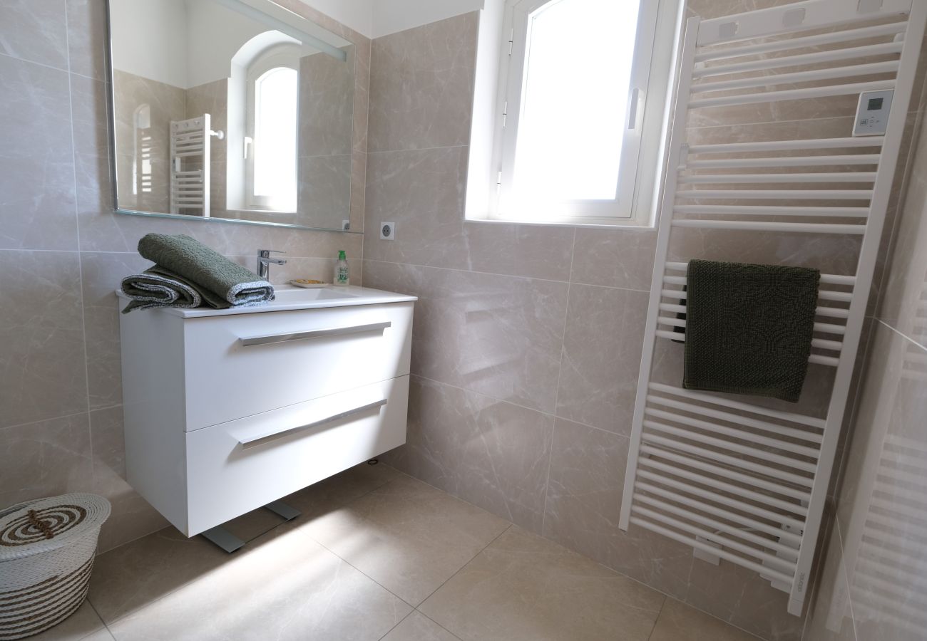 Villa in Mouriès - Villa air-conditioning heated pool Alpilles view Mouries