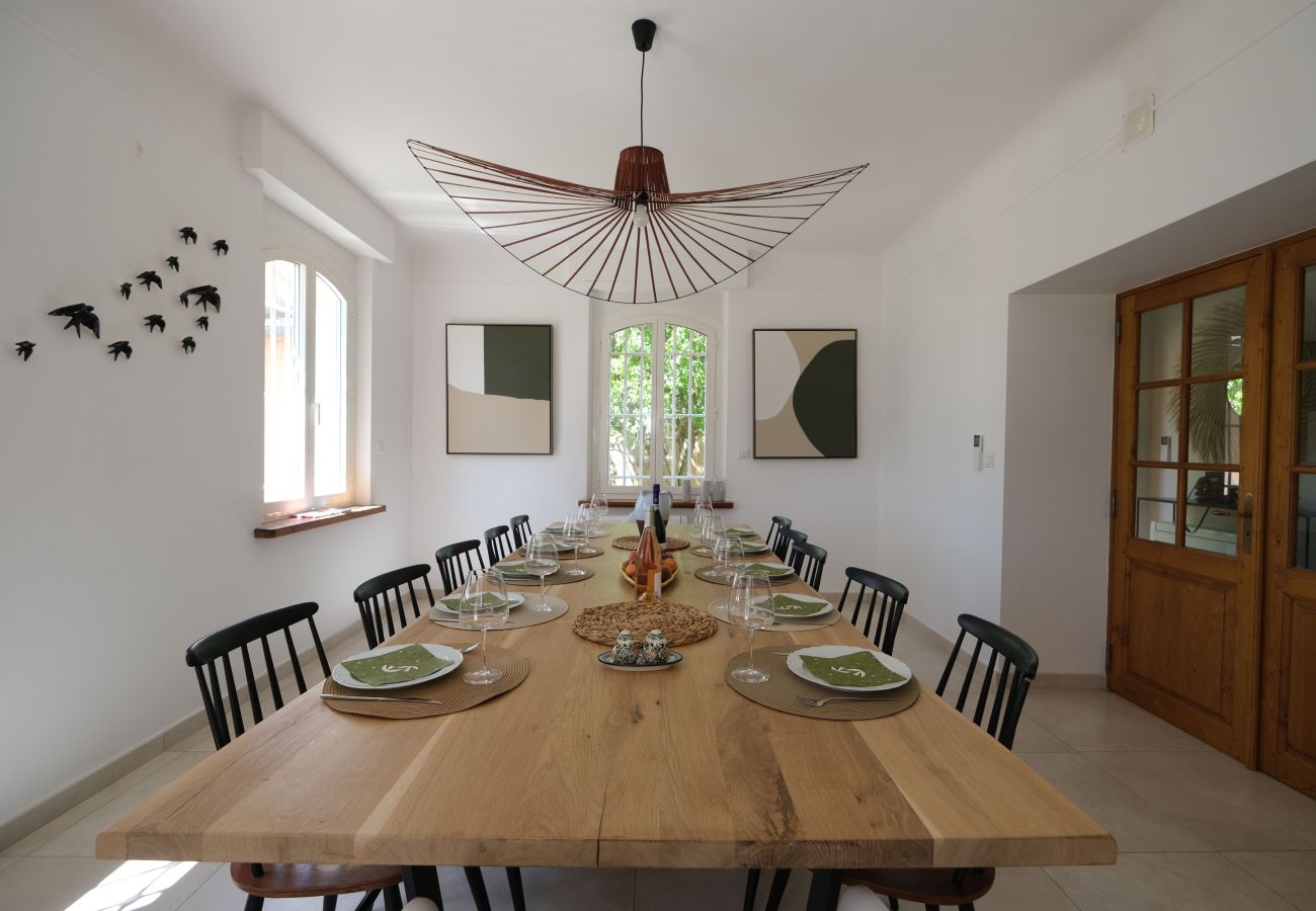 Holiday rental mouries villa with swimming pool for rent dining room
