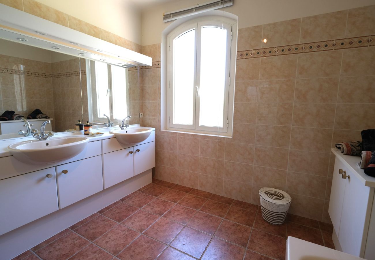 Villa in Mouriès - Villa air-conditioning heated pool Alpilles view Mouries