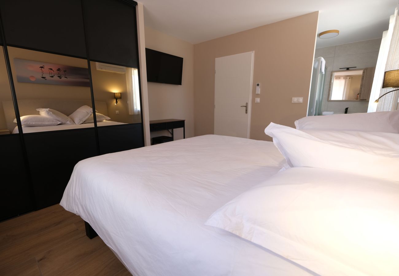 Villa in Mouriès - Air-conditioned villa heated pool Alpilles, sleeps 8