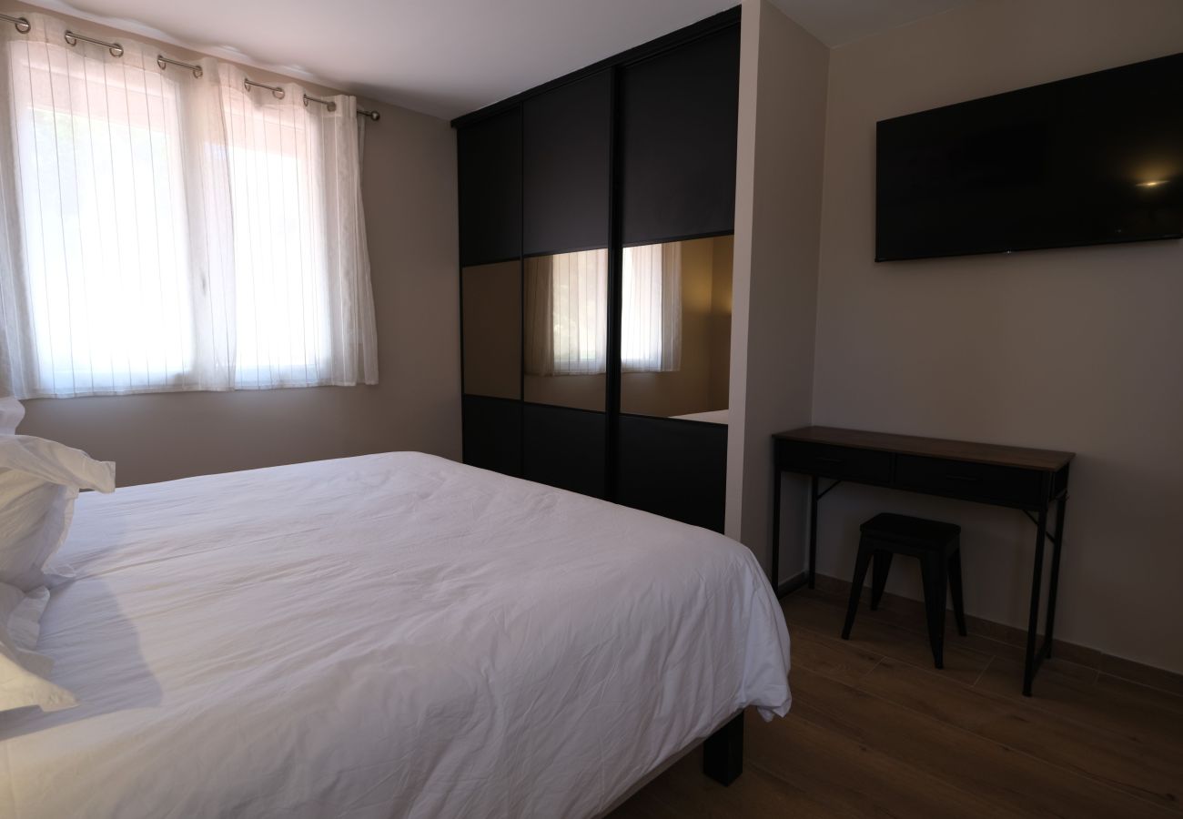 Villa in Mouriès - Air-conditioned villa heated pool Alpilles, sleeps 8