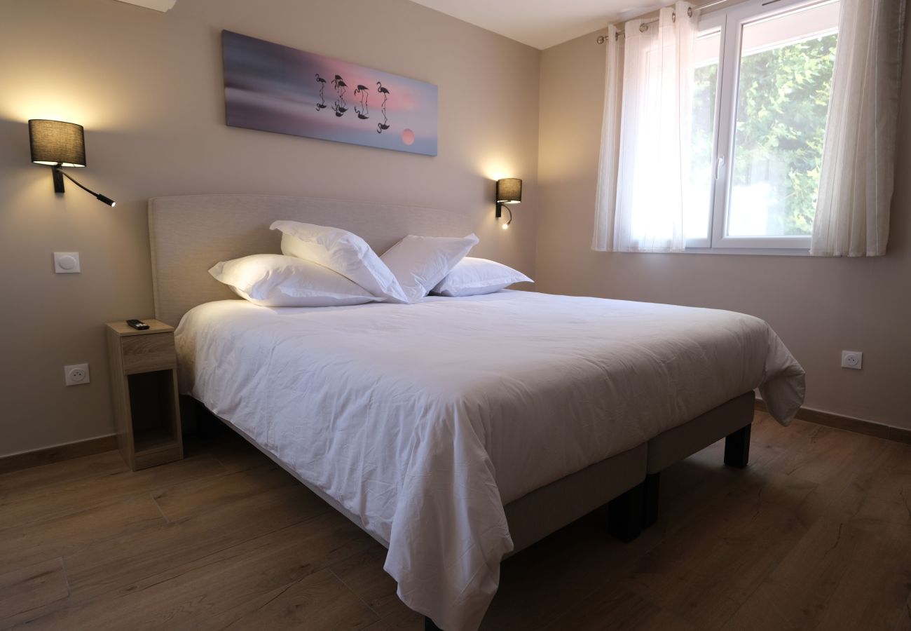 Villa in Mouriès - Air-conditioned villa heated pool Alpilles, sleeps 8