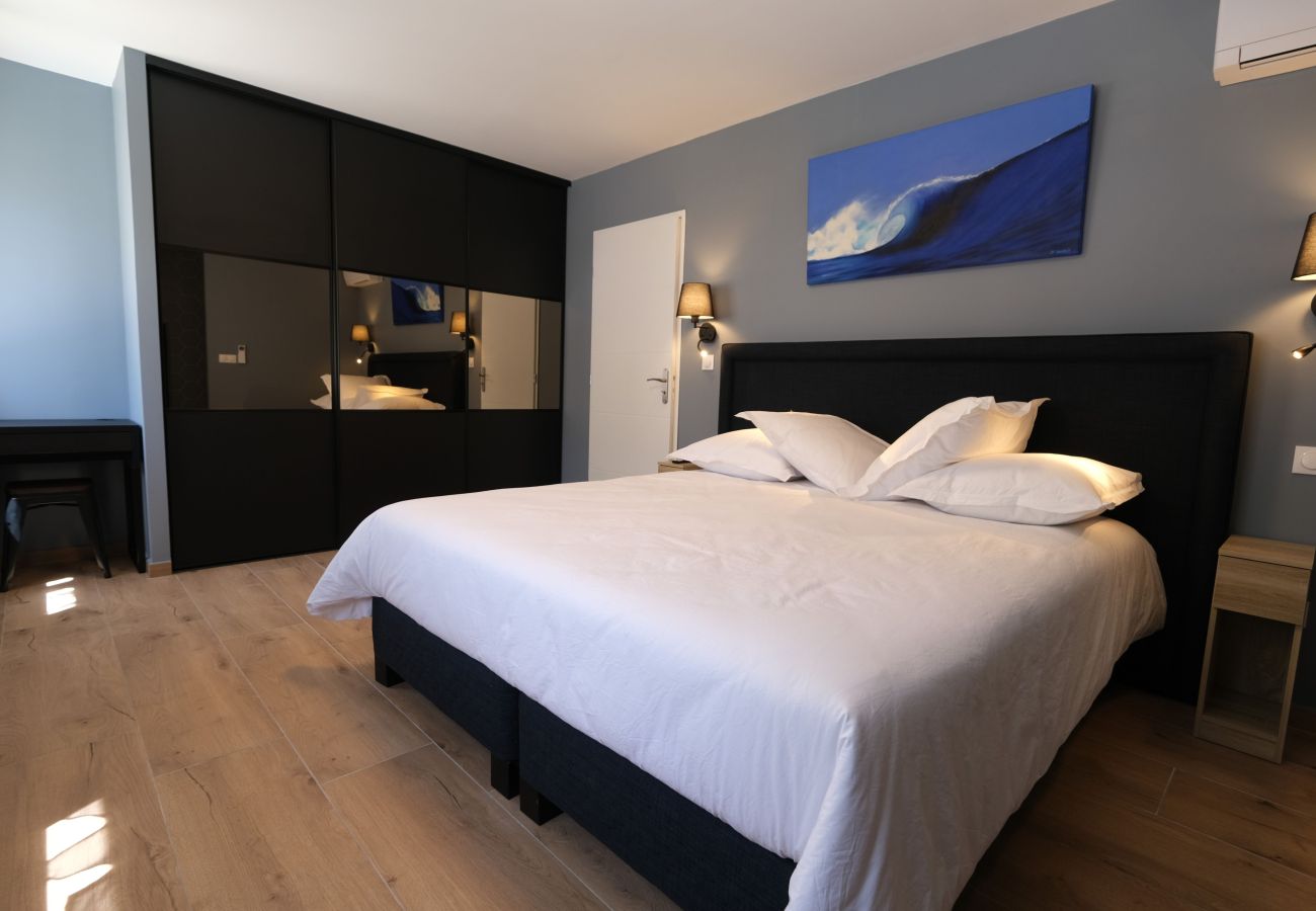 Mouries holiday rental house with swimming pool for rent 4 bedrooms