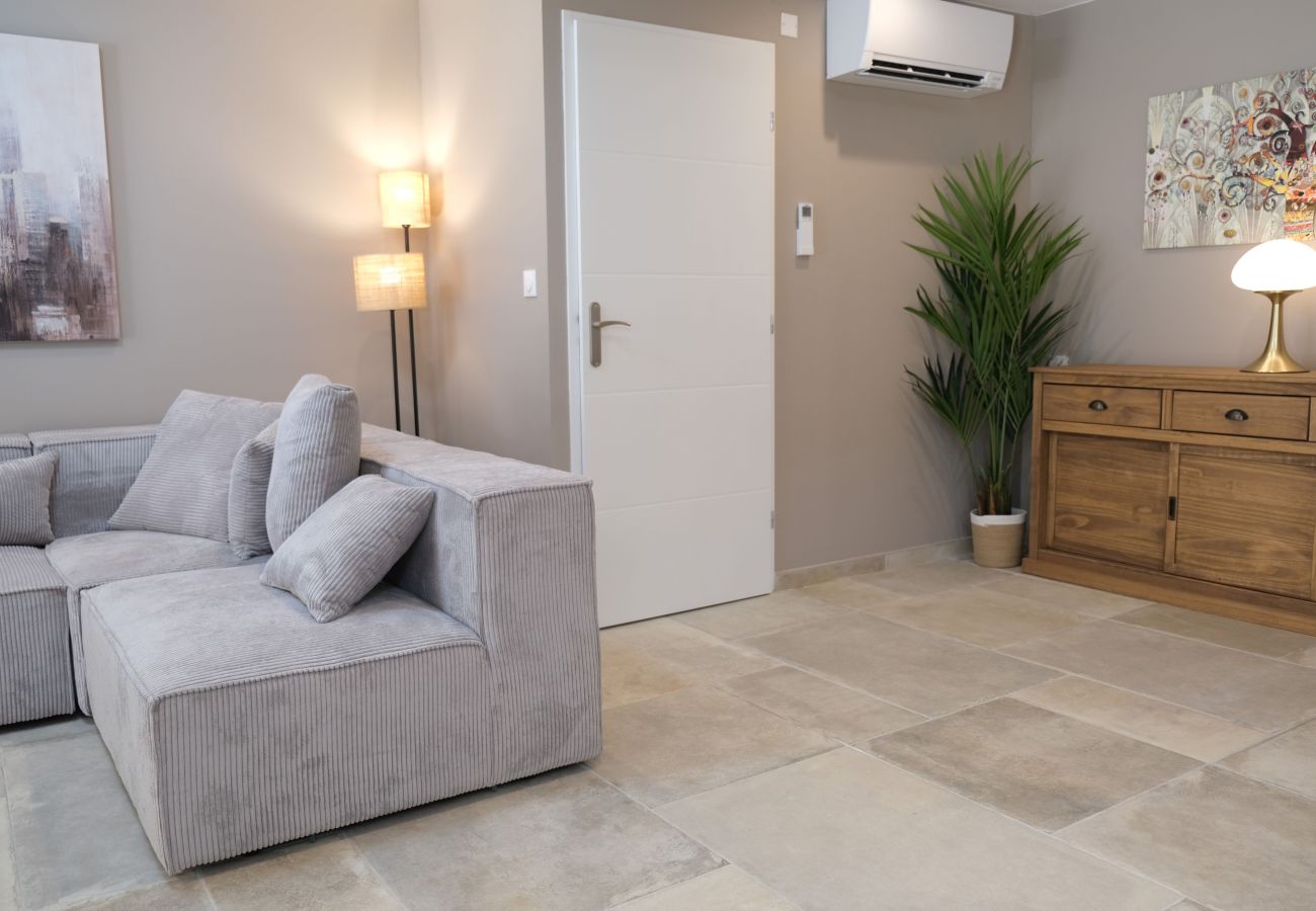 Villa in Mouriès - Air-conditioned villa heated pool Alpilles, sleeps 8