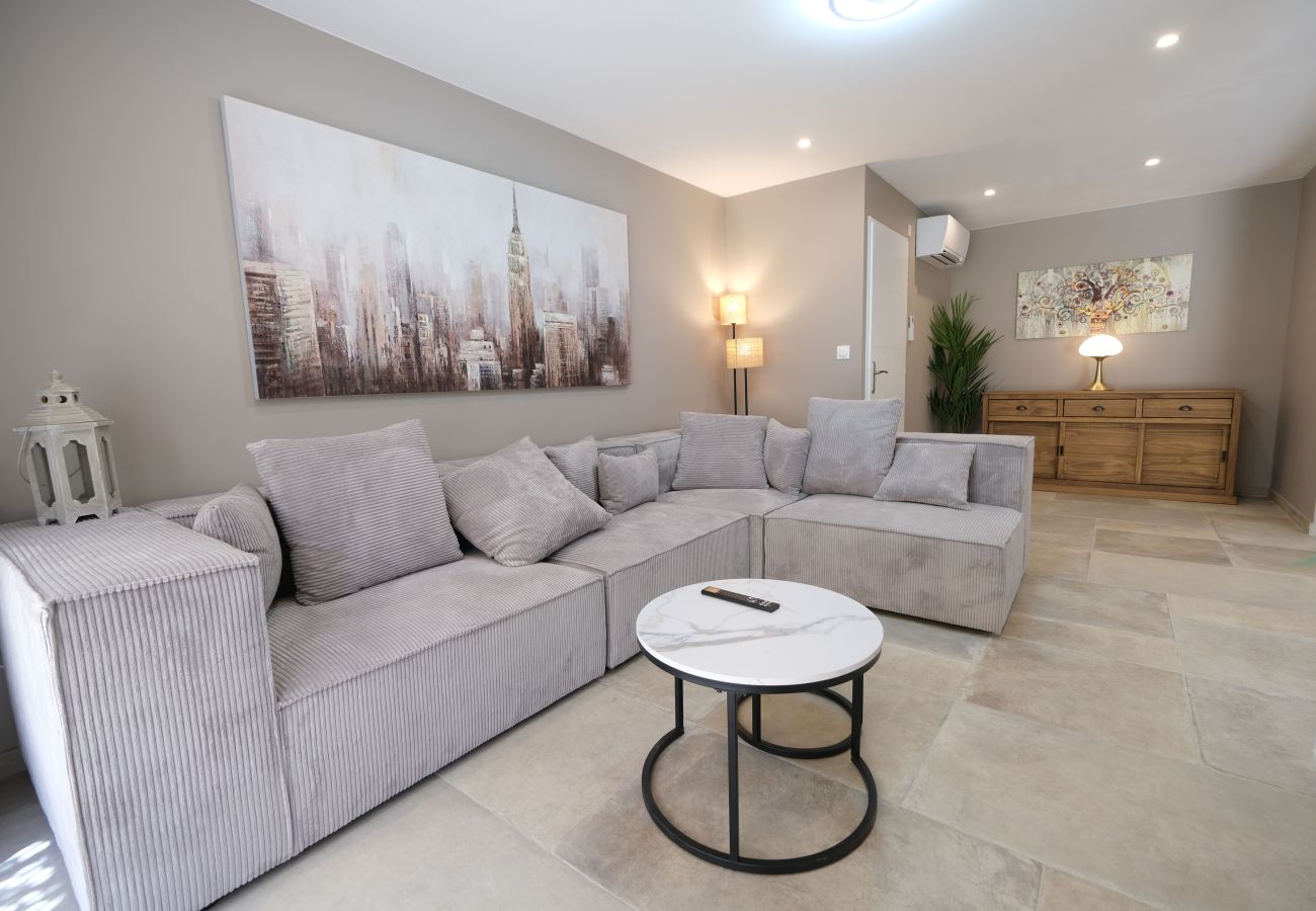 Mouries holiday rental house with swimming pool for rent living room