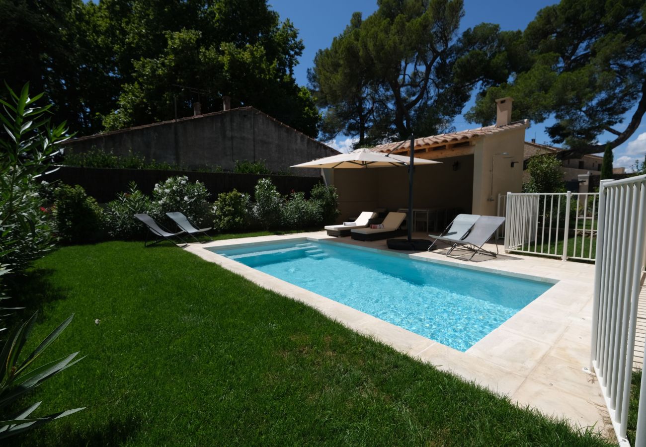 Mouries holiday rental villa with swimming pool for rent 