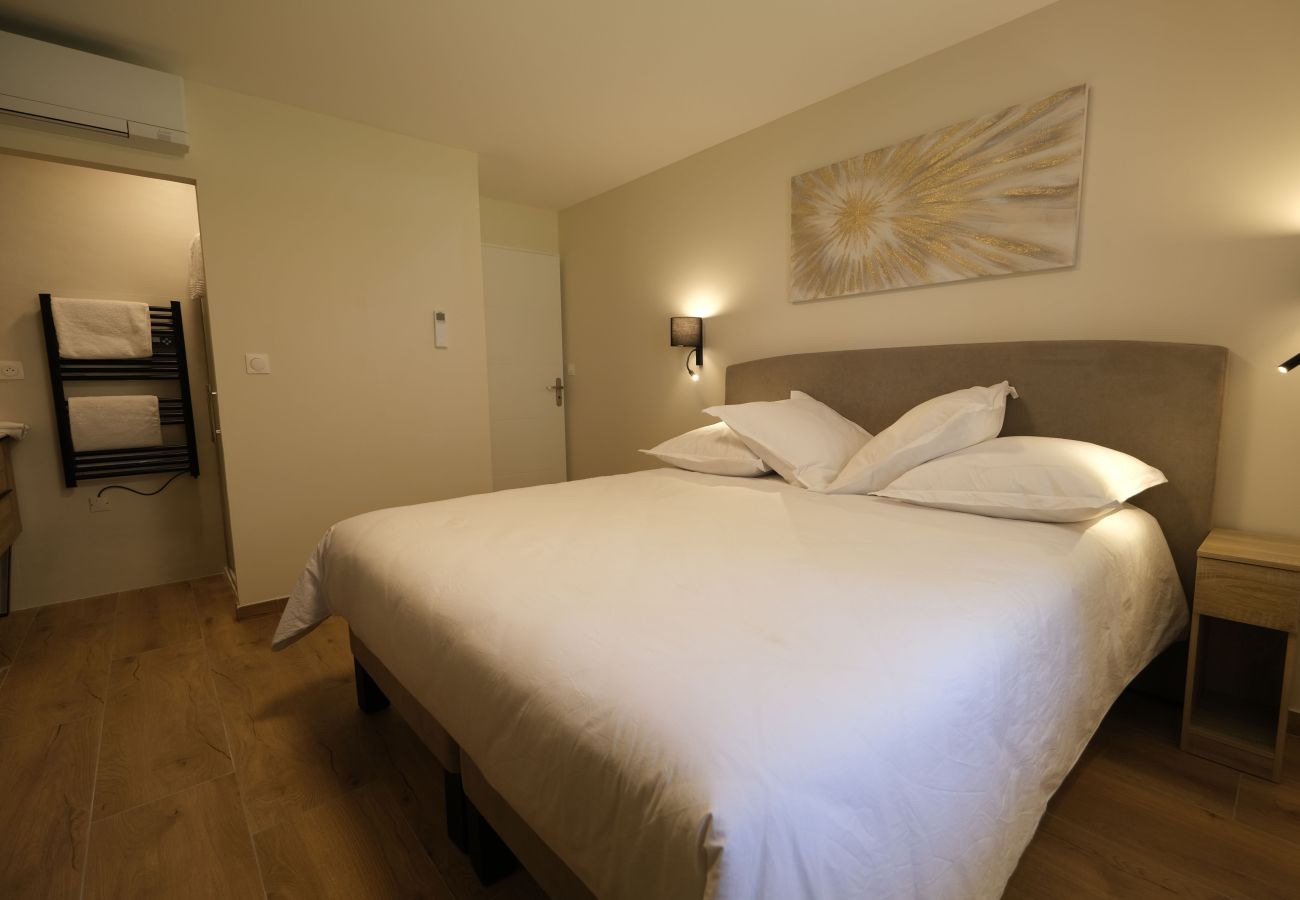 Villa in Mouriès - Air-conditioned villa heated pool Alpilles, sleeps 8