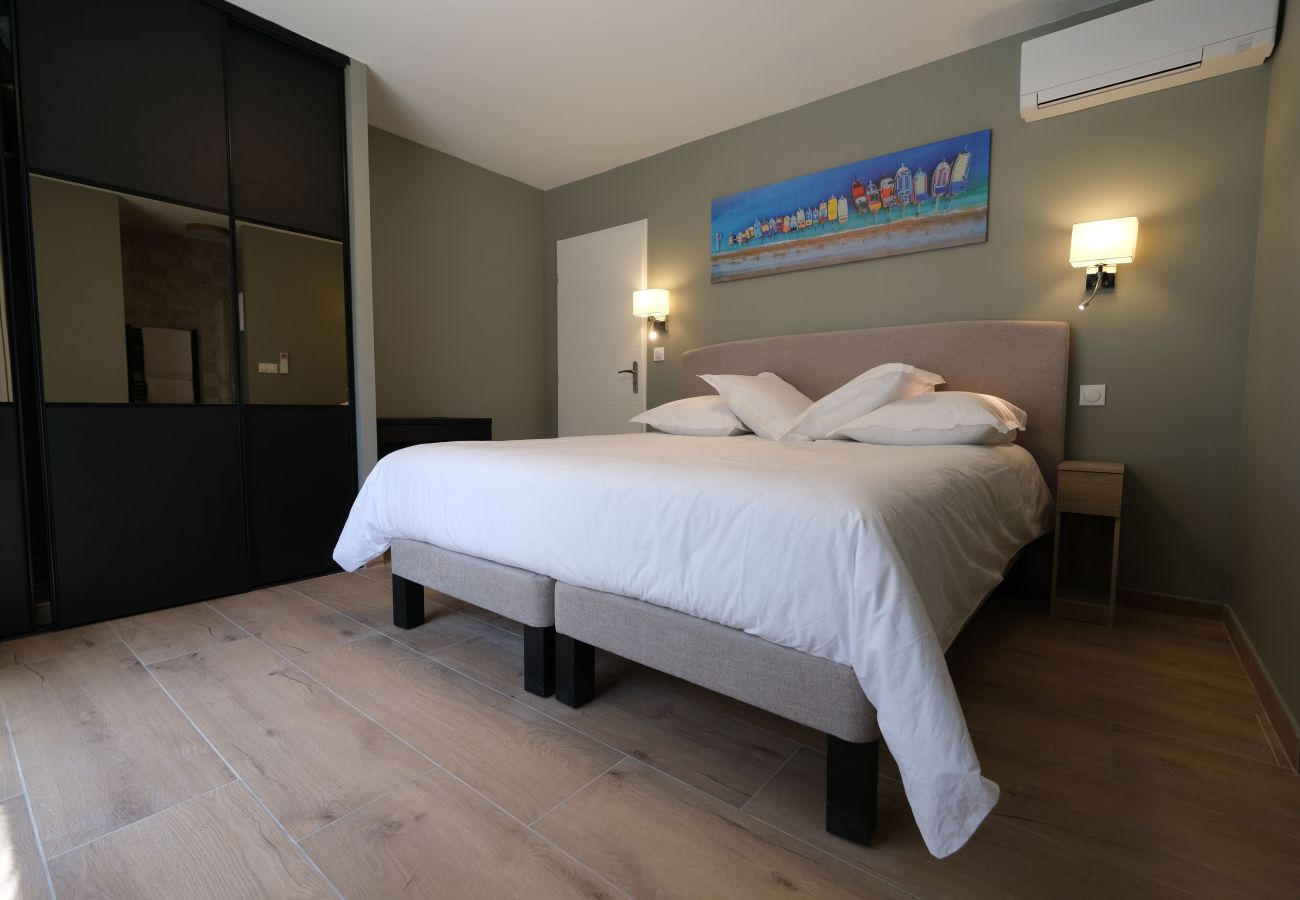 Villa in Mouriès - Air-conditioned villa heated pool Alpilles, sleeps 8