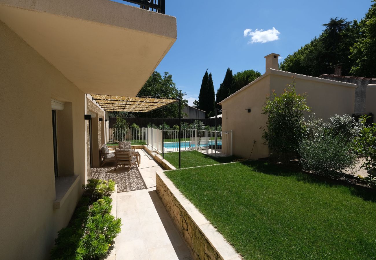 Villa in Mouriès - Air-conditioned villa heated pool Alpilles, sleeps 8