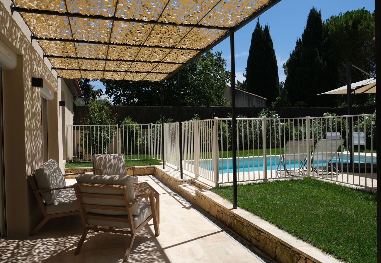 Villa in Mouriès - Air-conditioned villa heated pool Alpilles, sleeps 8