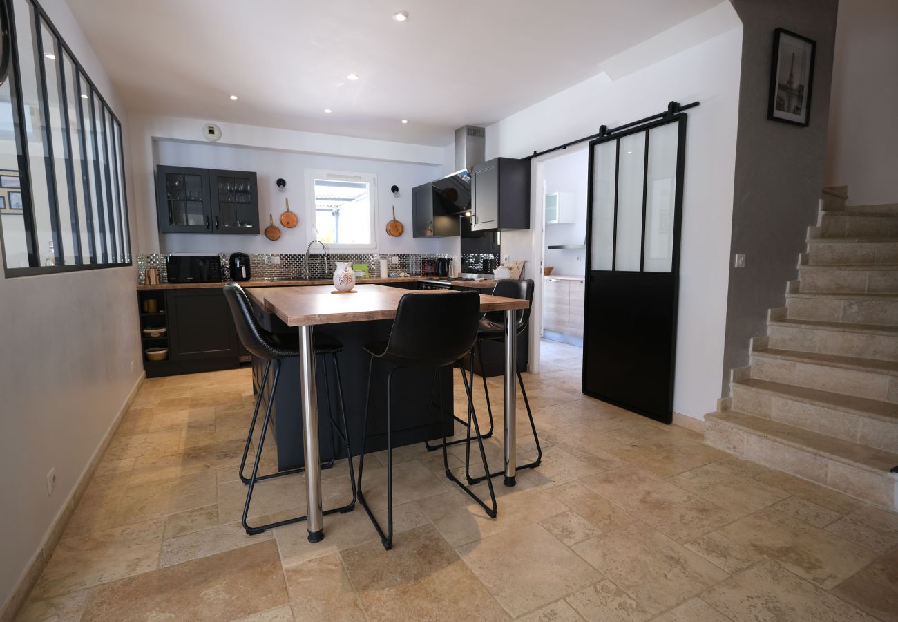 Villa in Saint-Cannat - Luxury air-conditioned villa pool views Aix-en-Provence