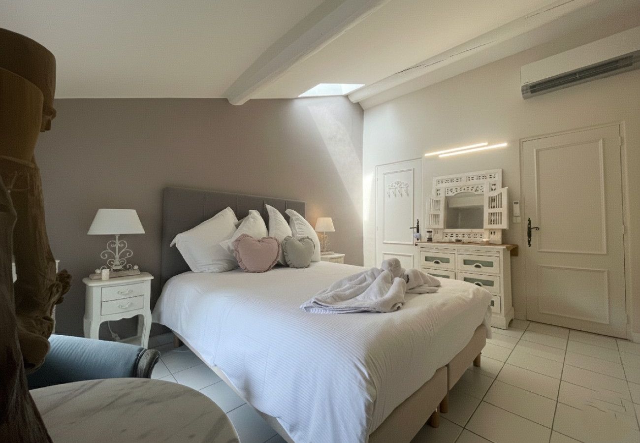 Villa in L´Isle sur la Sorgue - Luxury Farm Jacuzzi, Heated pool in L'Isle sur la Sorgue