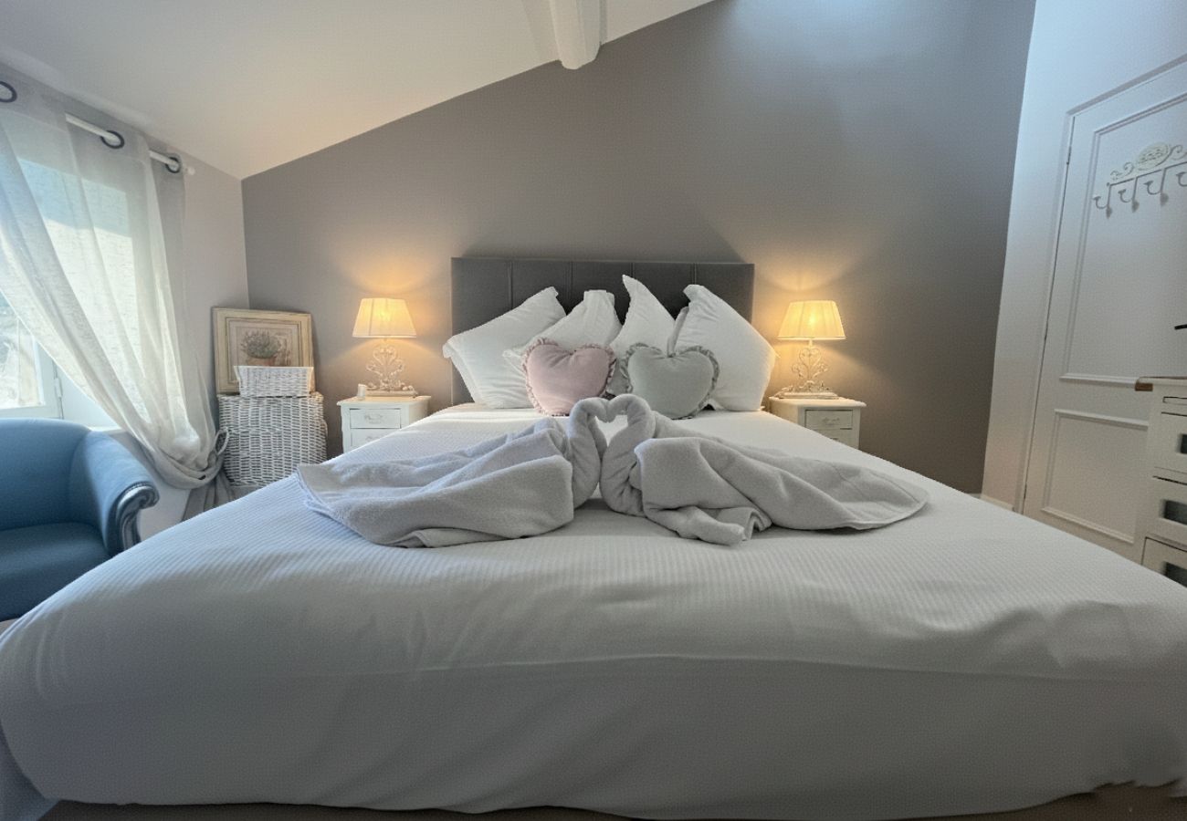 Villa in L´Isle sur la Sorgue - Luxury Farm Jacuzzi, Heated pool in L'Isle sur la Sorgue