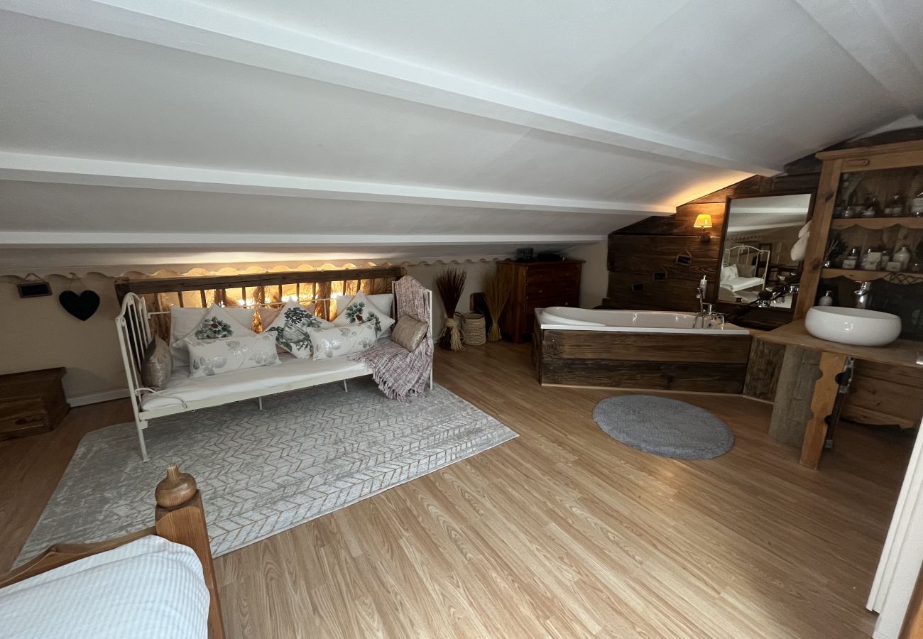 Villa in L´Isle sur la Sorgue - Luxury Farm Jacuzzi, Heated pool in L'Isle sur la Sorgue