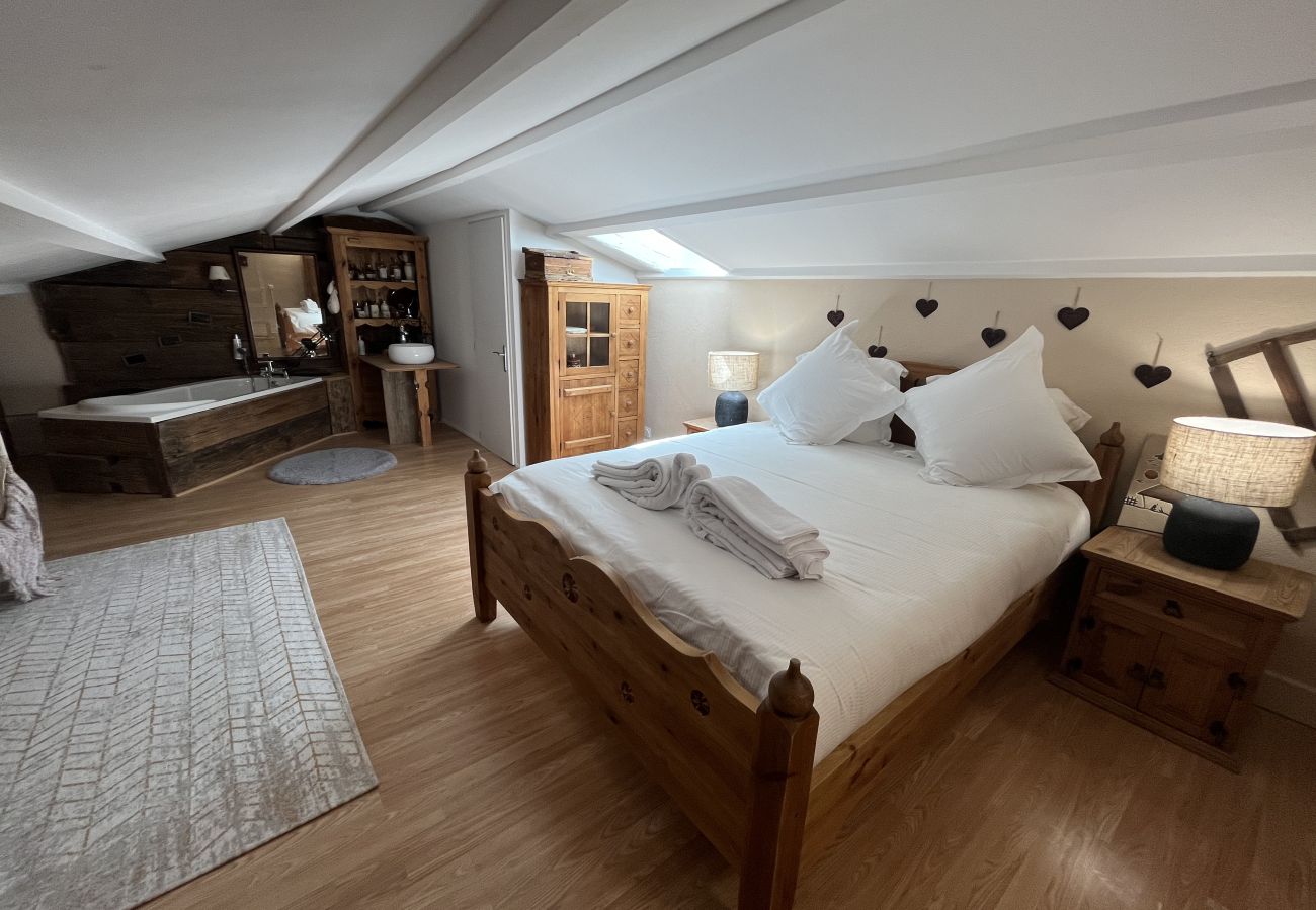 Villa in L´Isle sur la Sorgue - Luxury Farm Jacuzzi, Heated pool in L'Isle sur la Sorgue