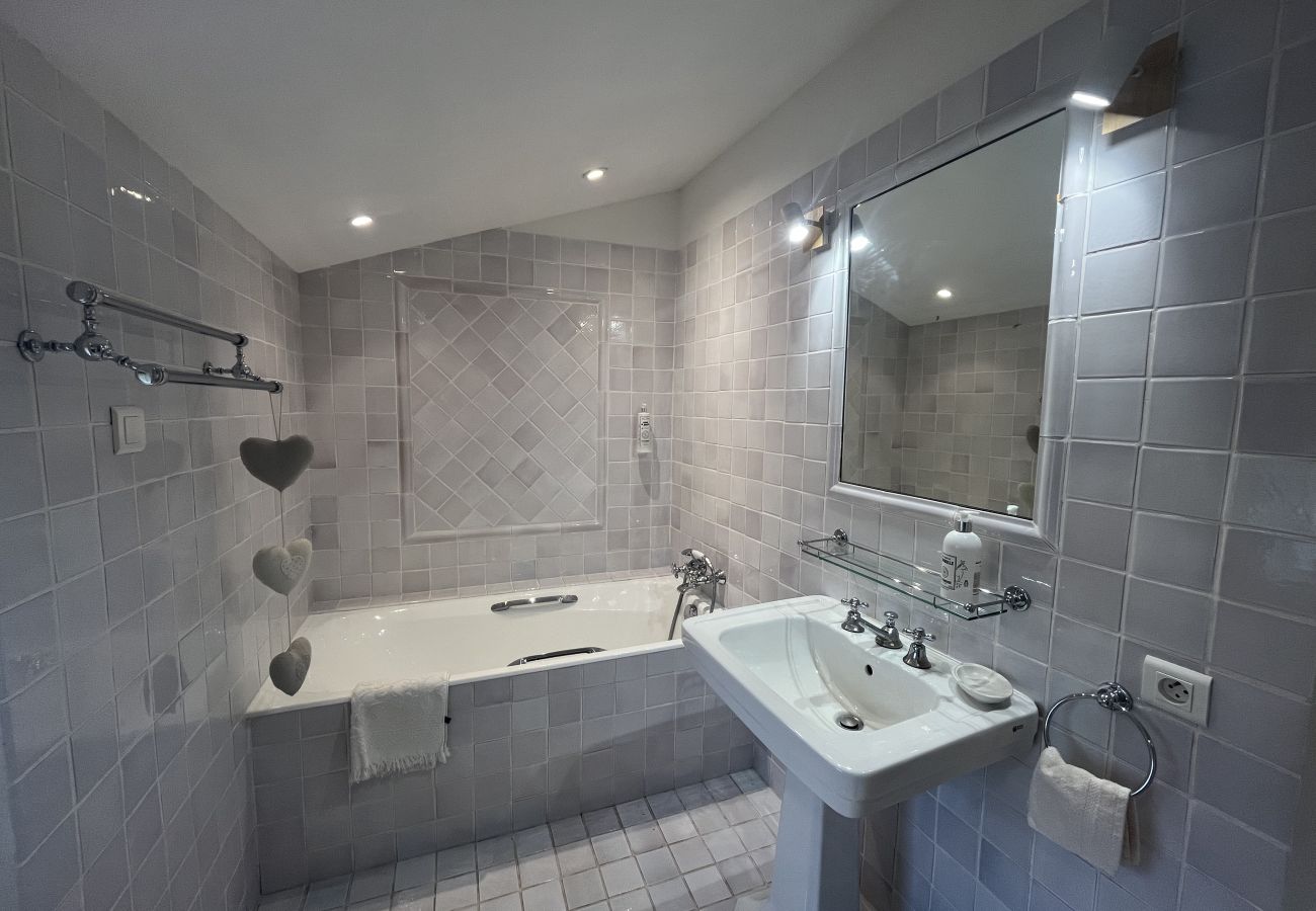 Villa in L´Isle sur la Sorgue - Luxury Farm Jacuzzi, Heated pool in L'Isle sur la Sorgue