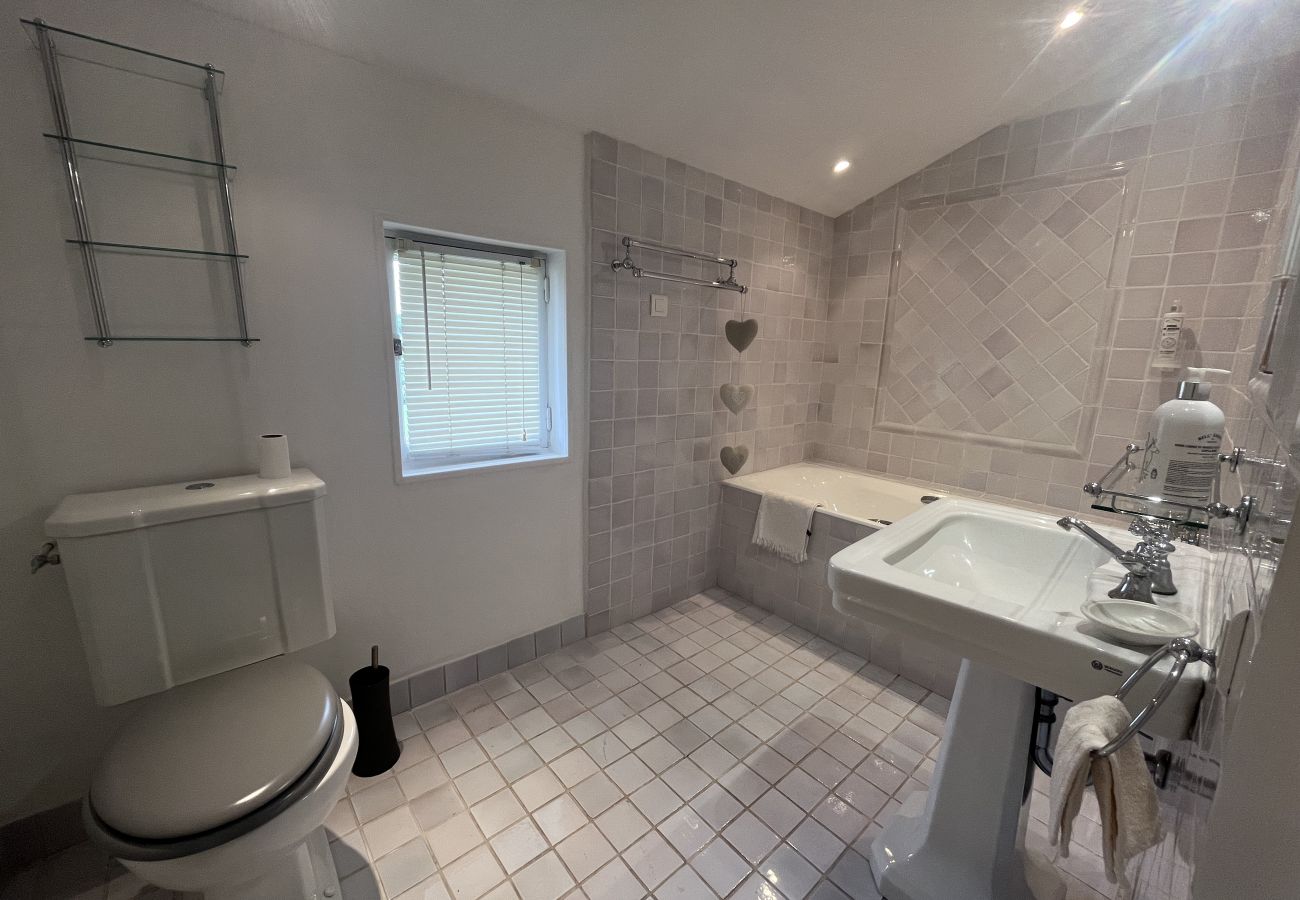 Villa in L´Isle sur la Sorgue - Luxury Farm Jacuzzi, Heated pool in L'Isle sur la Sorgue