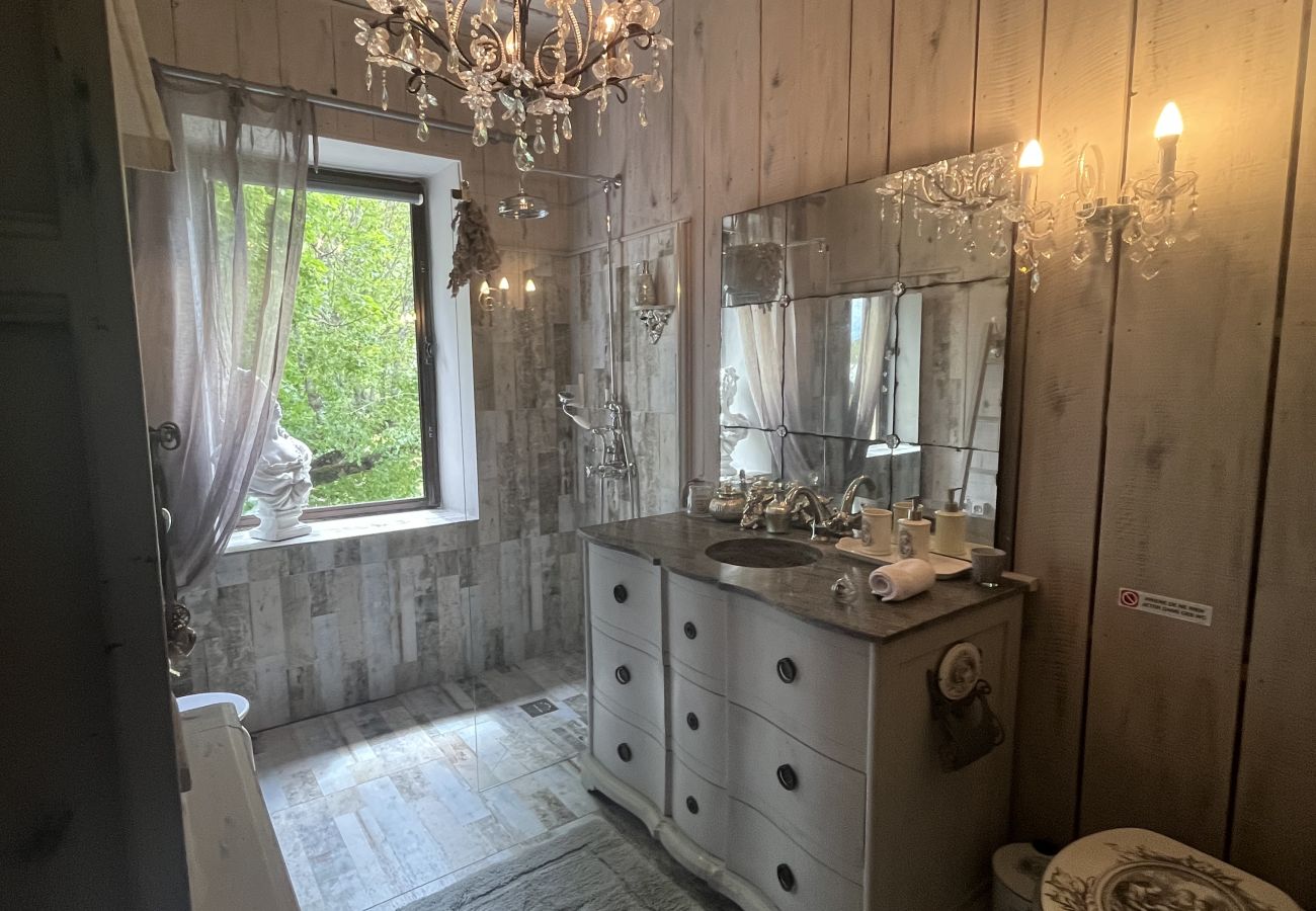 Villa in L´Isle sur la Sorgue - Luxury Farm Jacuzzi, Heated pool in L'Isle sur la Sorgue