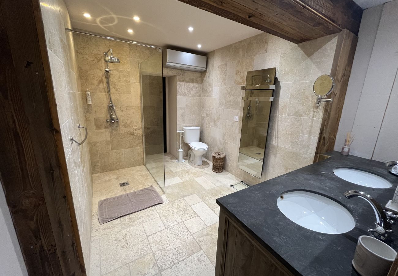 Villa in L´Isle sur la Sorgue - Luxury Farm Jacuzzi, Heated pool in L'Isle sur la Sorgue