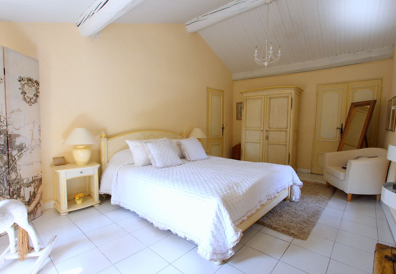 Villa in L´Isle sur la Sorgue - Luxury Farm Jacuzzi, Heated pool in L'Isle sur la Sorgue