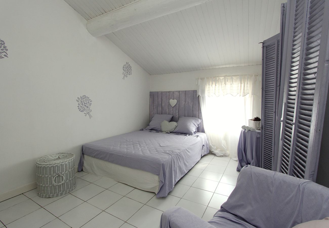 Villa in L´Isle sur la Sorgue - Luxury Farm Jacuzzi, Heated pool in L'Isle sur la Sorgue