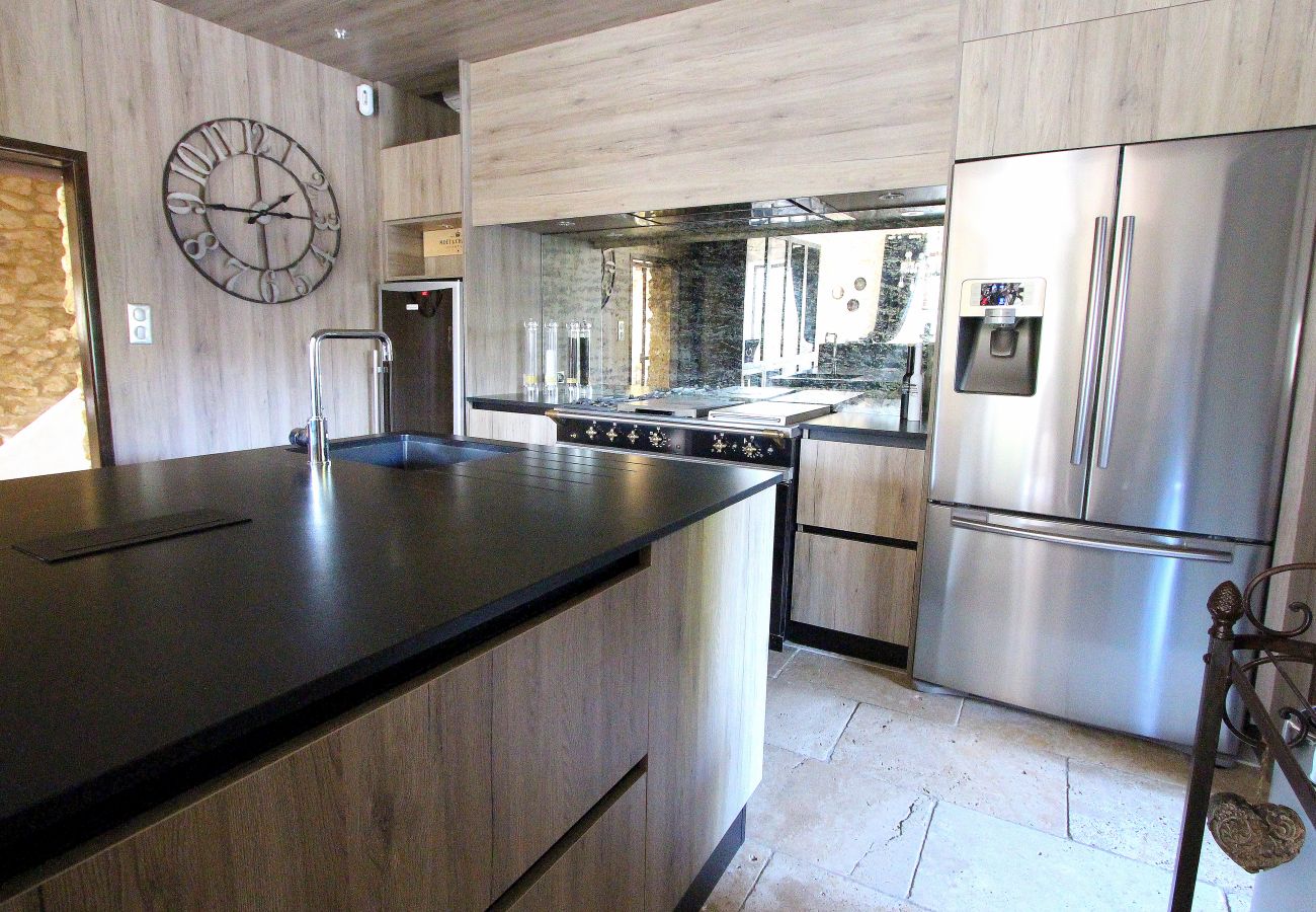 Villa in L´Isle sur la Sorgue - Luxury Farm Jacuzzi, Heated pool in L'Isle sur la Sorgue