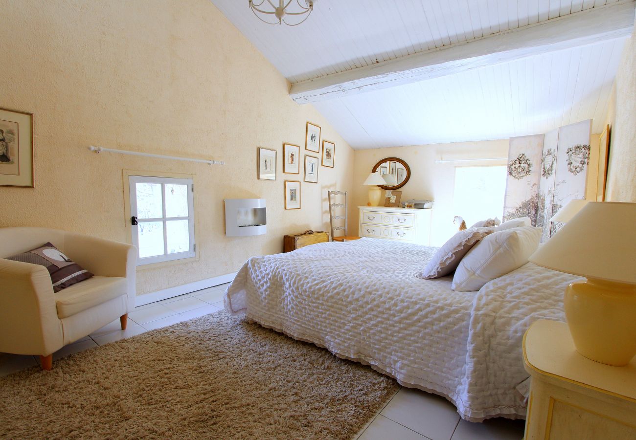 Villa in L´Isle sur la Sorgue - Luxury Farm Jacuzzi, Heated pool in L'Isle sur la Sorgue