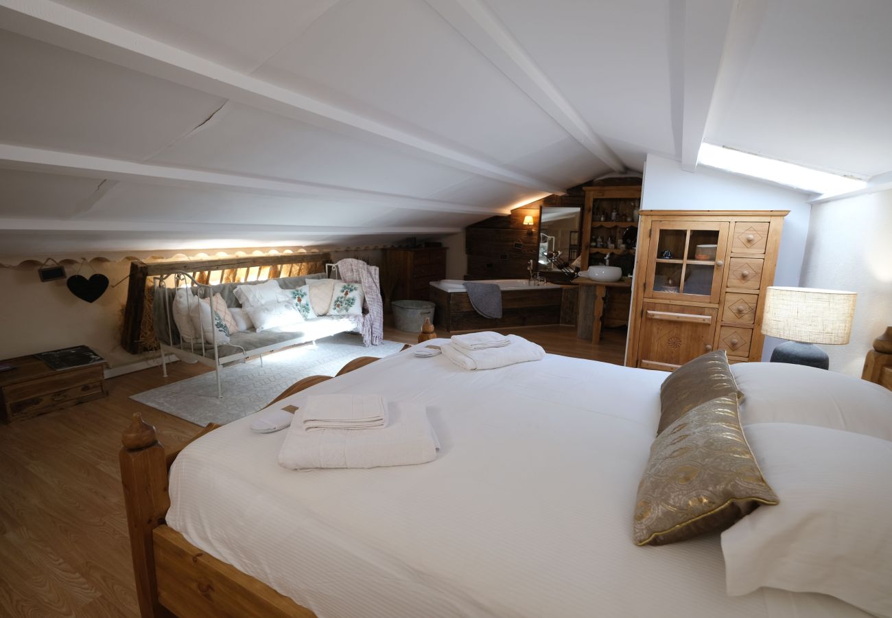 Villa in L´Isle sur la Sorgue - Luxury Farm Jacuzzi, Heated pool in L'Isle sur la Sorgue