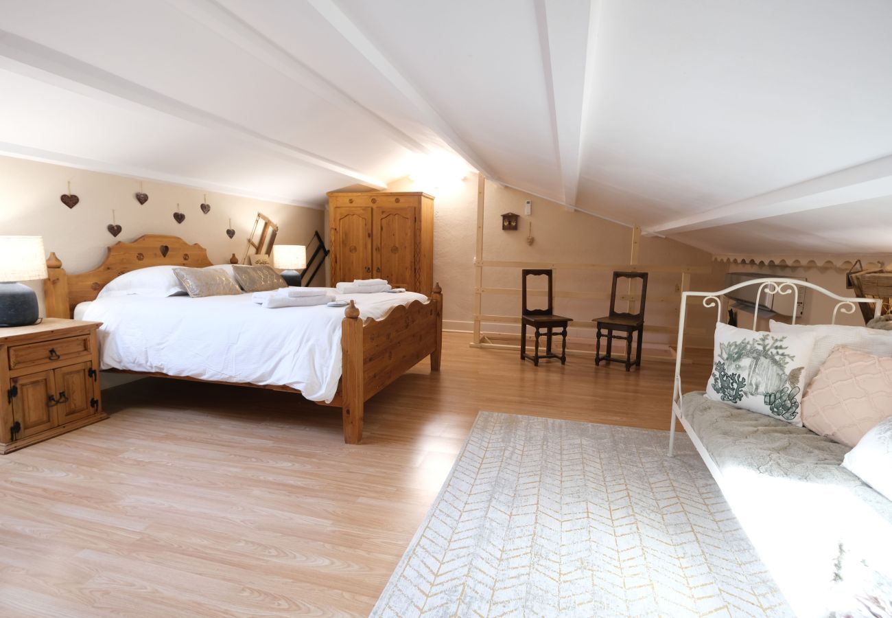 Villa in L´Isle sur la Sorgue - Luxury Farm Jacuzzi, Heated pool in L'Isle sur la Sorgue