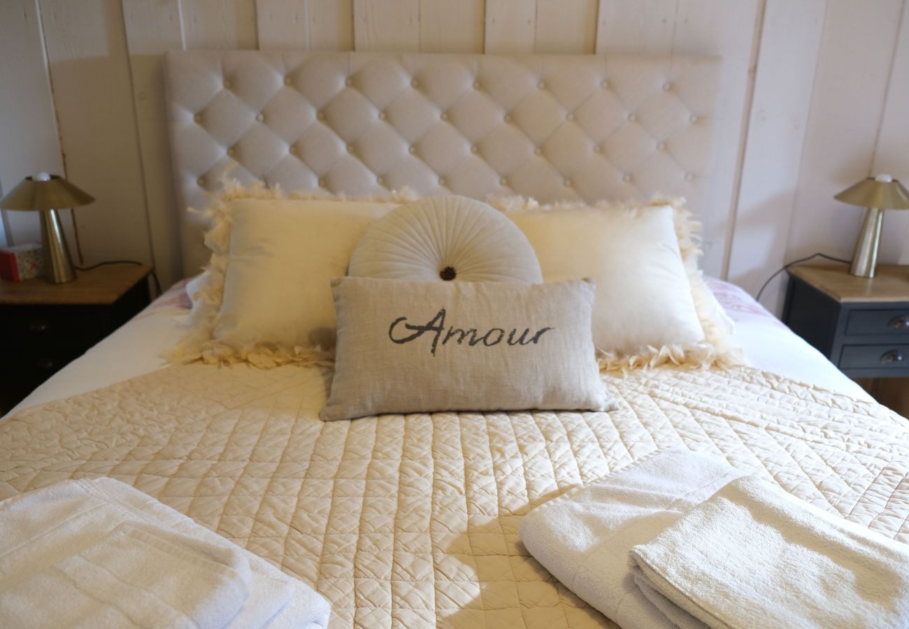 Villa in L´Isle sur la Sorgue - Luxury Farm Jacuzzi, Heated pool in L'Isle sur la Sorgue