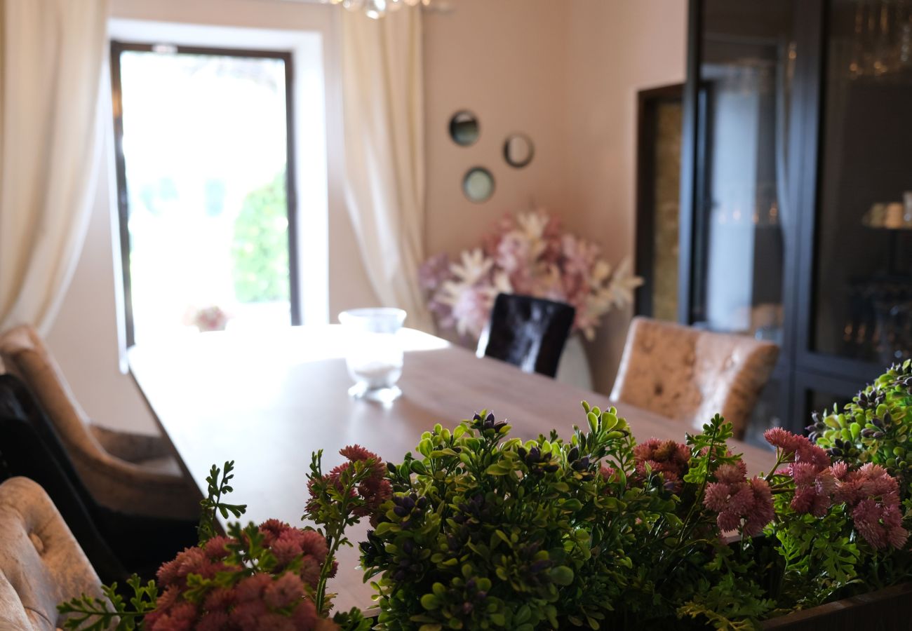 Villa in L´Isle sur la Sorgue - Luxury Farm Jacuzzi, Heated pool in L'Isle sur la Sorgue